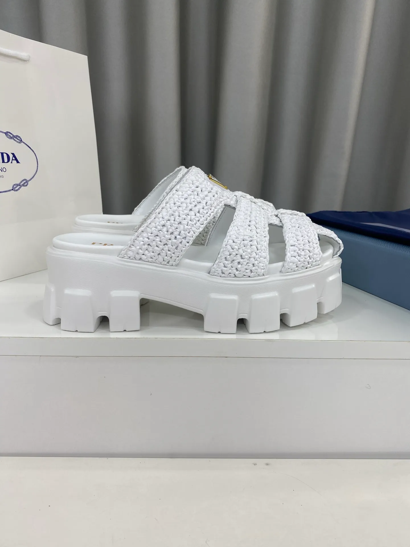 👟👟Ex-factory price 520👟👟 Prada's latest bamboo cage weaving thick-soled triangle buckle sandals☑️ Latest environmentally friendly PP material, fully hand-crocheted, just like knitting sweaters, slow work and meticulous work, retro fashionable thick-soled shoes, with woven uppers, making the whole pair of shoes light and comfortable, bright colors, satisfying various choices for fashionable people with different styles! The iconic metal triangle logo is paired with the shape of ancient beach sandals. Every design element is fashionable! Size: Women's 35-39 (34, 40, custom-made, non-returnable) Full set of counter original packaging